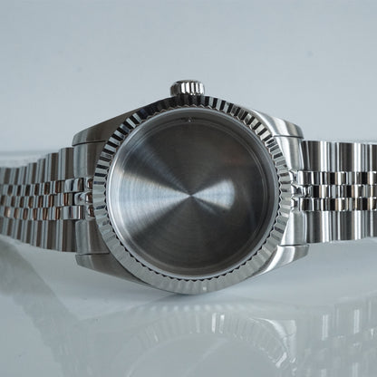 Photo of watch case with bracelet (horizontal)