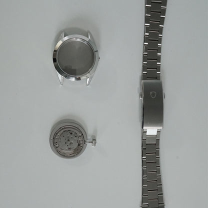 Photo of watch case, bracelet, and Miyota 9039 Movement